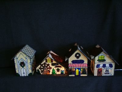 amerikanisches Winterdorf - Kirche, Mühle, Spielwarengeschäft und Bäckerei - weihnachtlich geschmückt