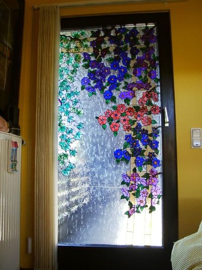 Balkontüre mit Clematis- Blüten und Efeu, mit Window-Color Produkten im Tiffany-Stil